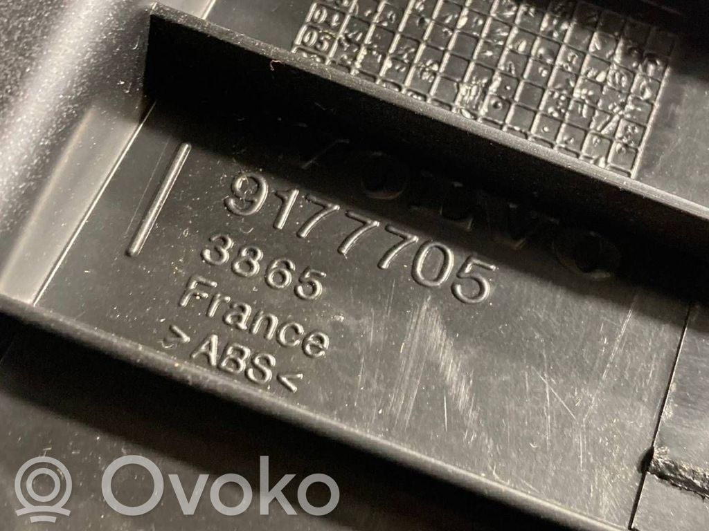 Instrumentu paneļa dekoratīvā apdare