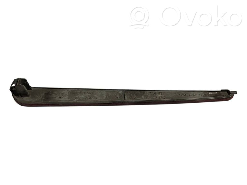 Aizmugurē atstarotājs