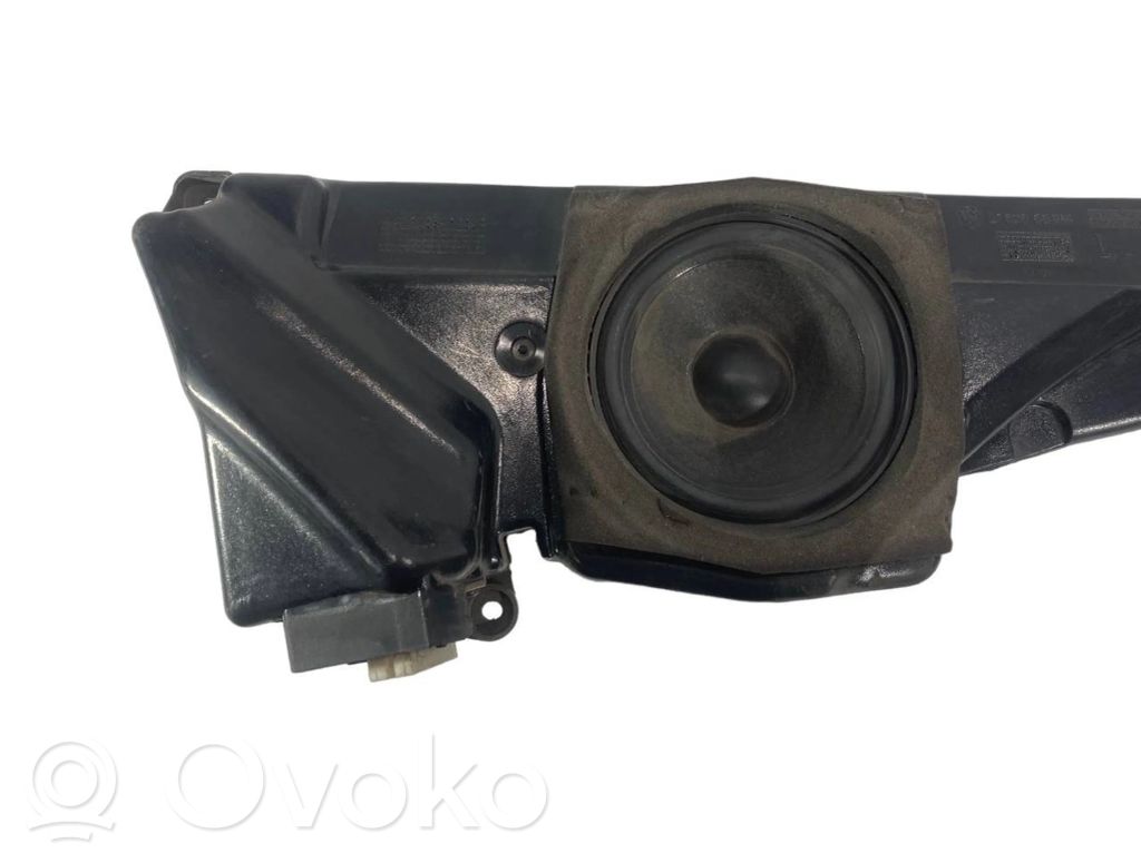 Speaker(s) in front door
