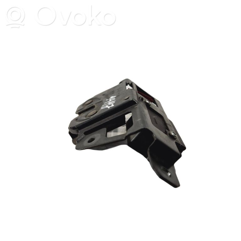 Aizmugurējā pārsega slēdzene