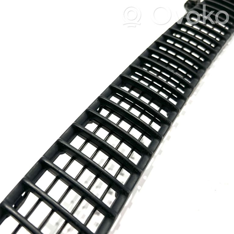 Dzinēja pārsega dekoratīvais režģis