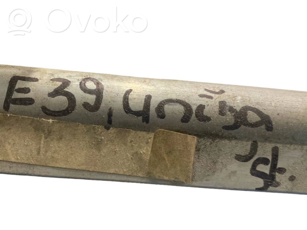 Aizmugurē logu aizkars