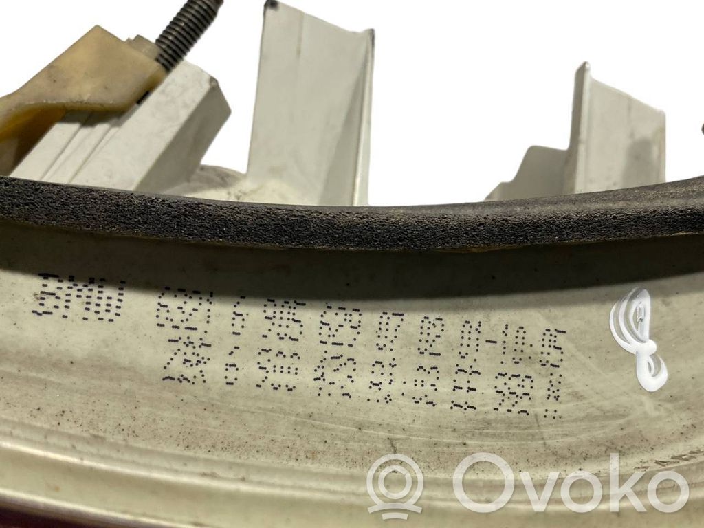 Aizmugurējais lukturis virsbūvē