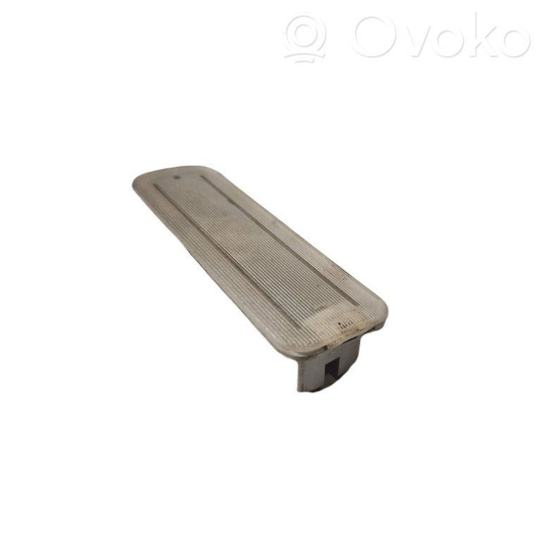 Aizmugurējo durvju apgaismojums (iekšpusē)