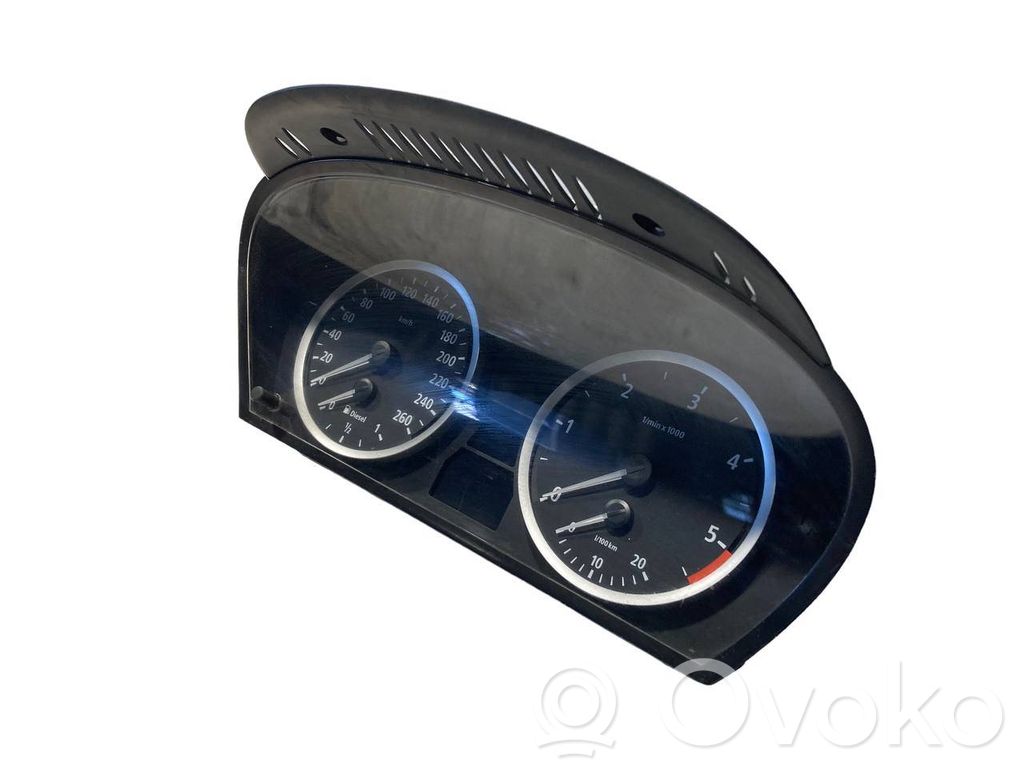 Speedometer (in the instrument panel)