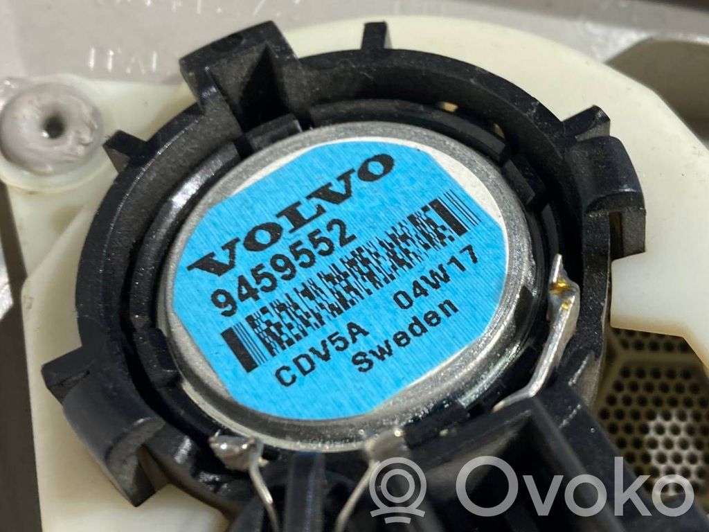 Augsto frekvenču skaļrunis (-i) priekšējās durvīs