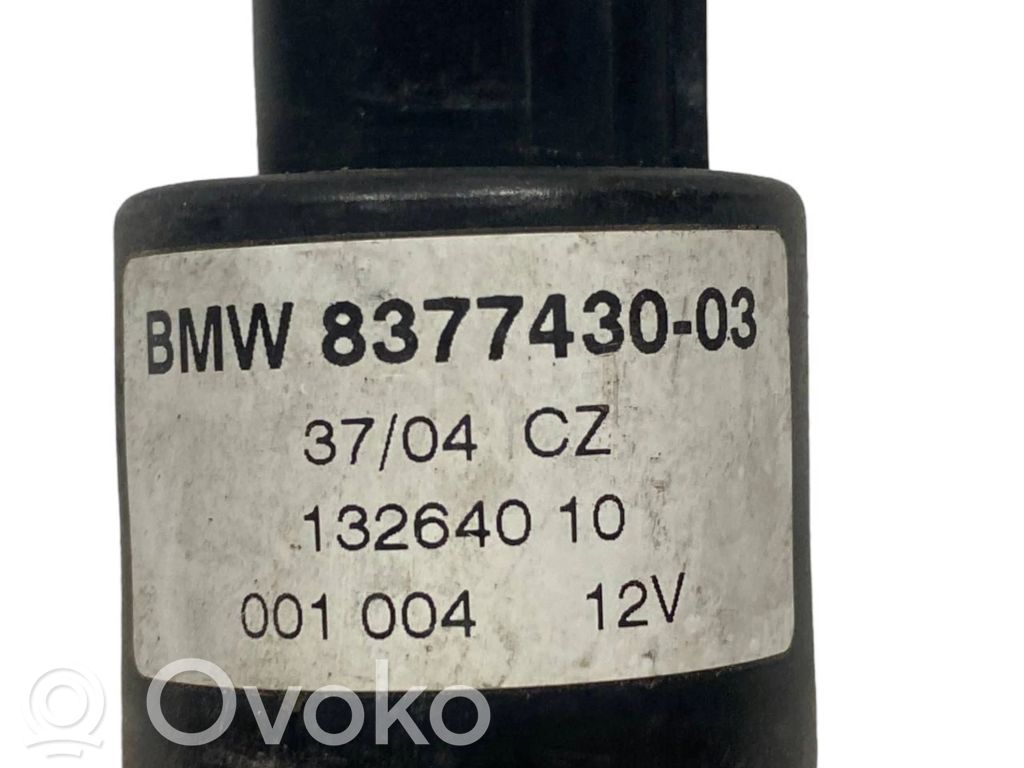 Mazgāšanas šķidruma smidzinātājs (-i) priekšējam logam