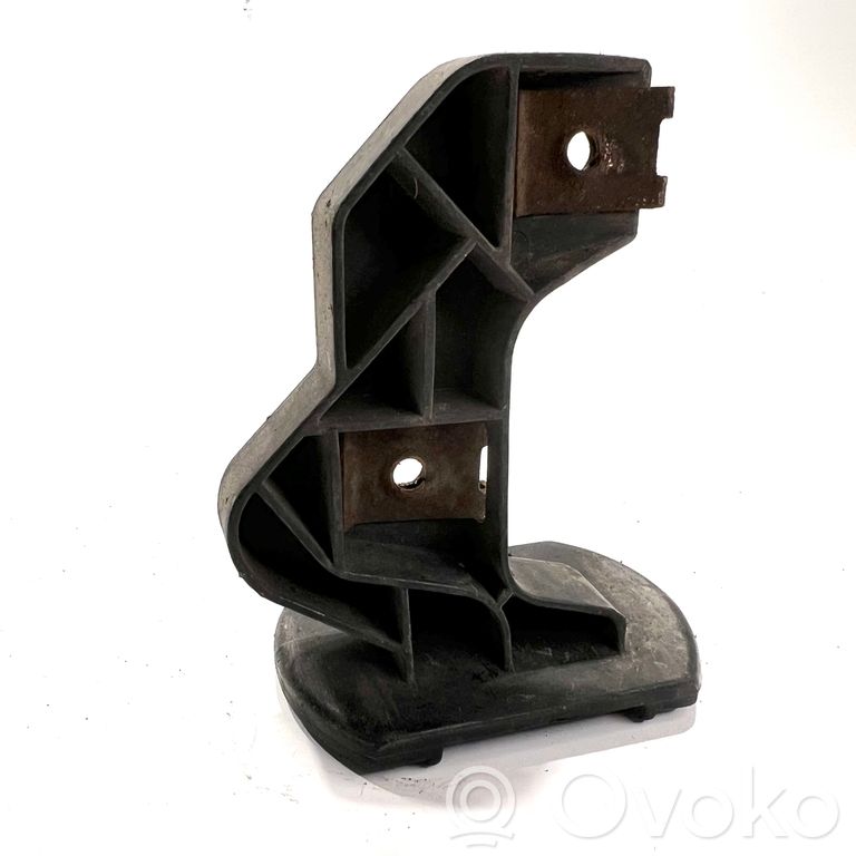Priekšpusē bampera turētājs