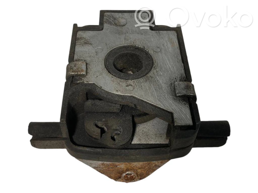 Dzinēja pārsega slēdzene