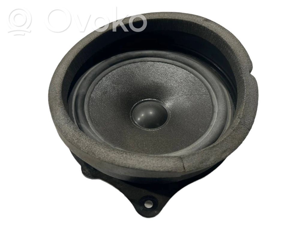 Speaker(s) in front door