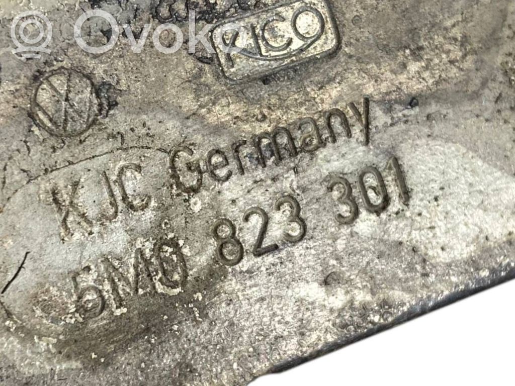 Dzinēja pārsega eņģe (-es)