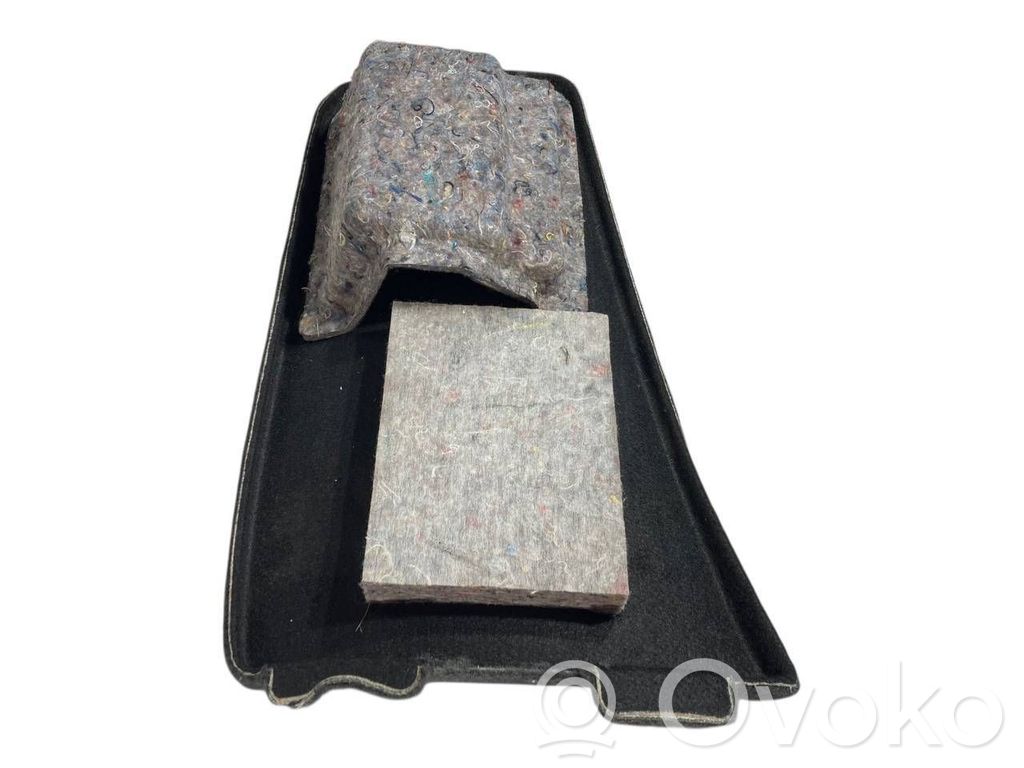 Bagāžnieka sānu apakšējās apdares panelis