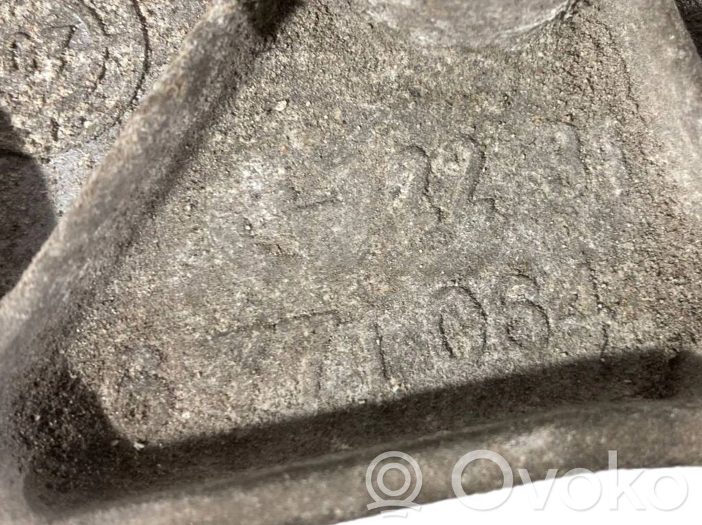 Transmission mounting bracket