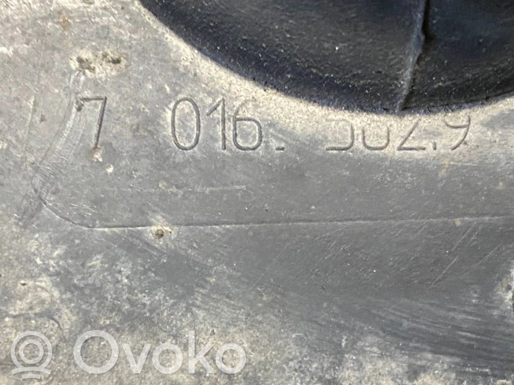 Cita veida dzinēja nodalījuma detaļa