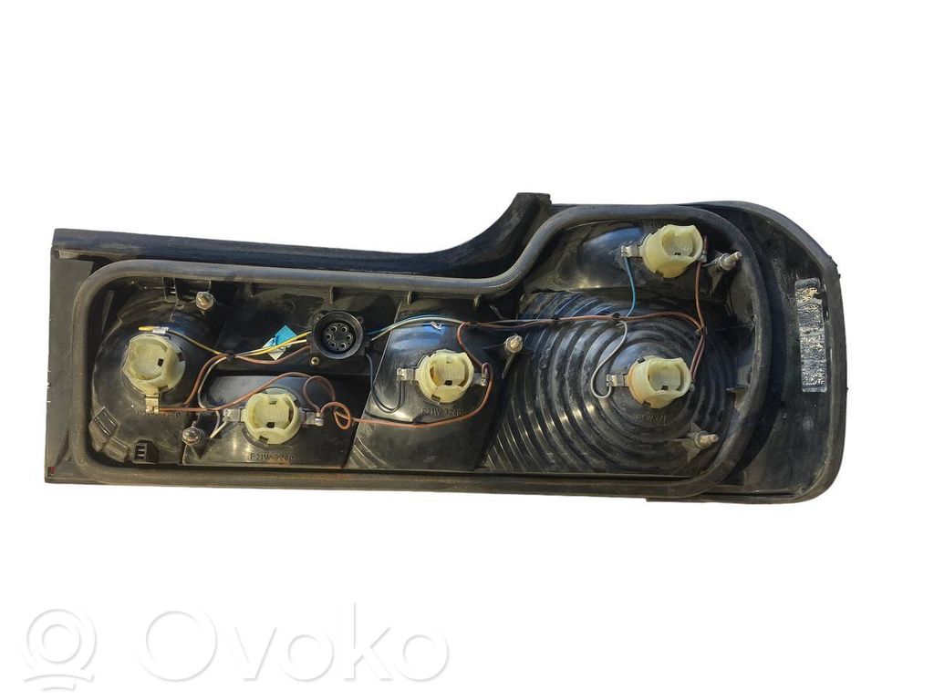 Aizmugurējais lukturis virsbūvē