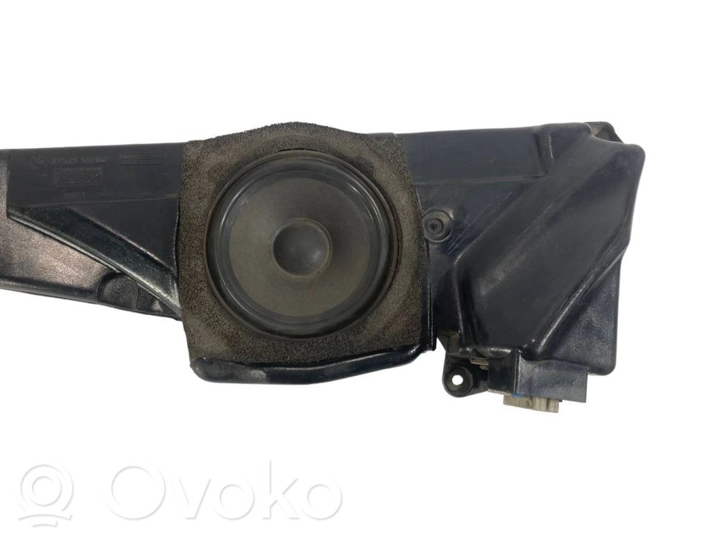 Speaker(s) in front door