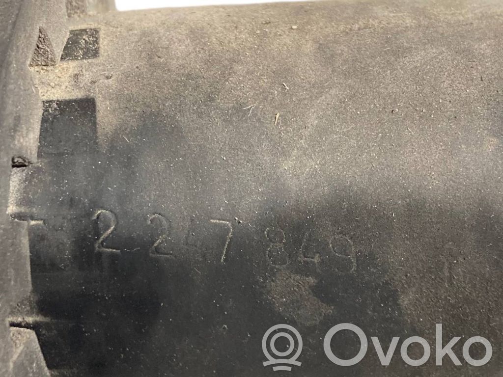 Caurulīte (-es) / šļūtene (-es)