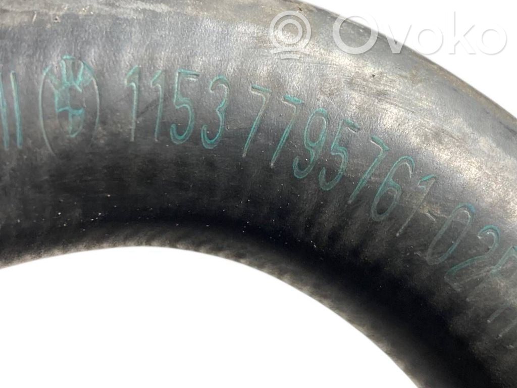 Caurulīte (-es) / šļūtene (-es)