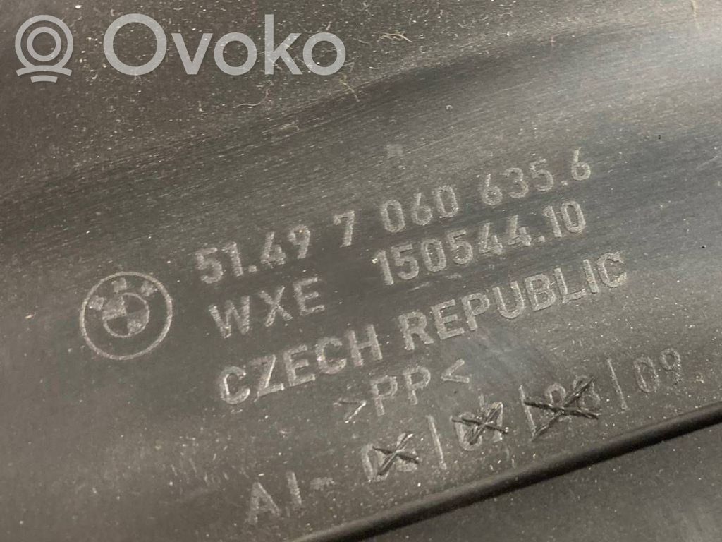Augšējā dekoratīvā apdare (pie loga)