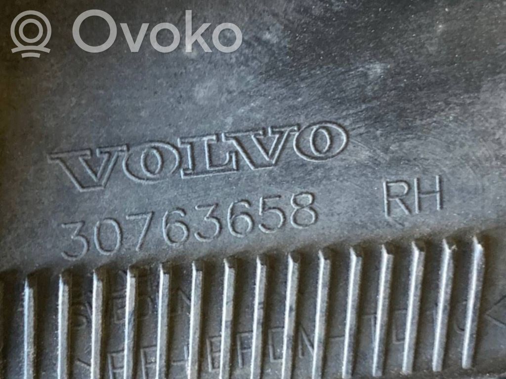 Priekšpusē durvju dekoratīvā apdare (moldings)