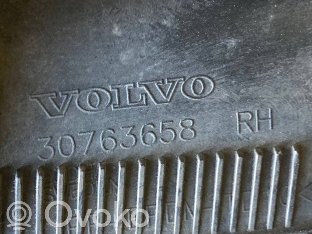 Priekšpusē durvju dekoratīvā apdare (moldings)