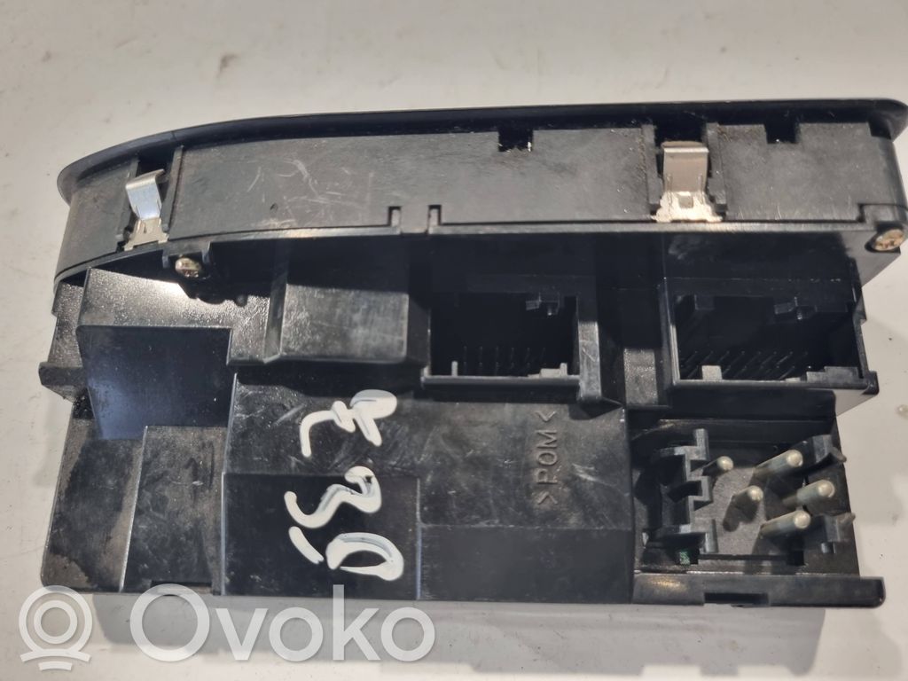 Window lift control switch(es)