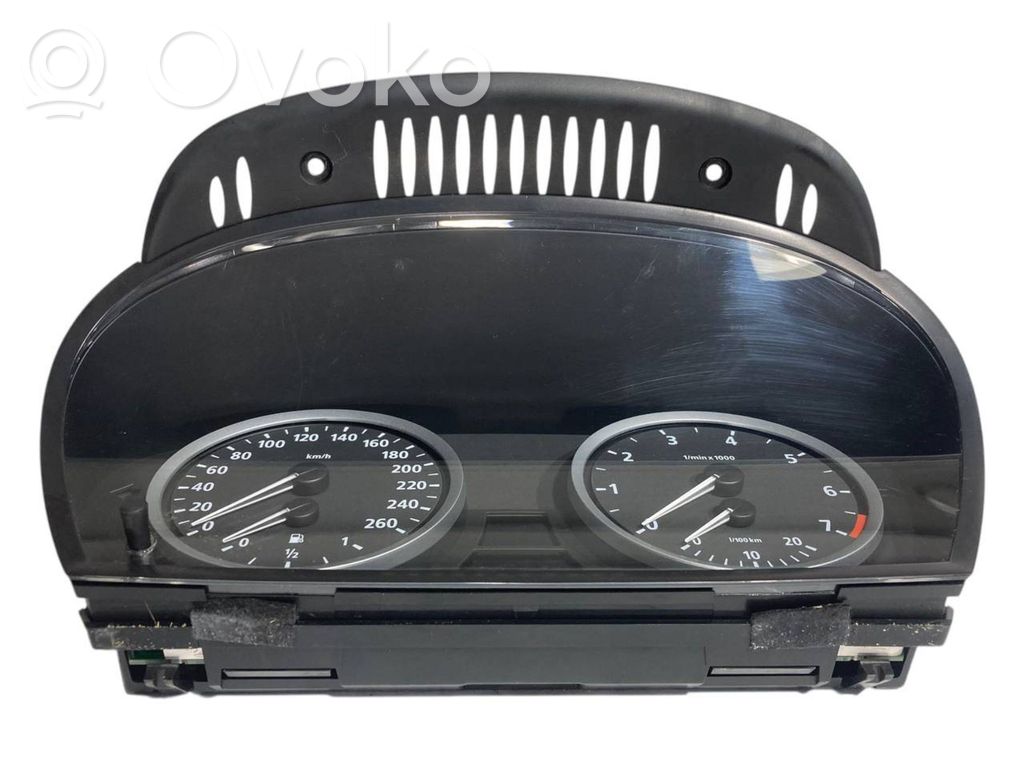 Speedometer (in the instrument panel)