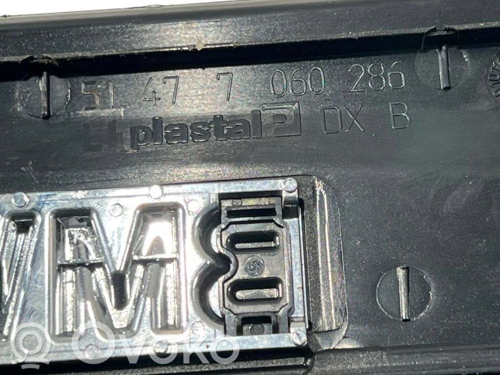 Priekšējā sliekšņa dekoratīvā apdare (iekšējā)