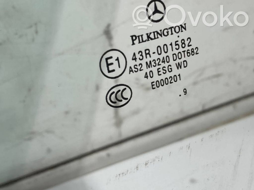priekšējo durvju stikls (četrdurvju mašīnai)