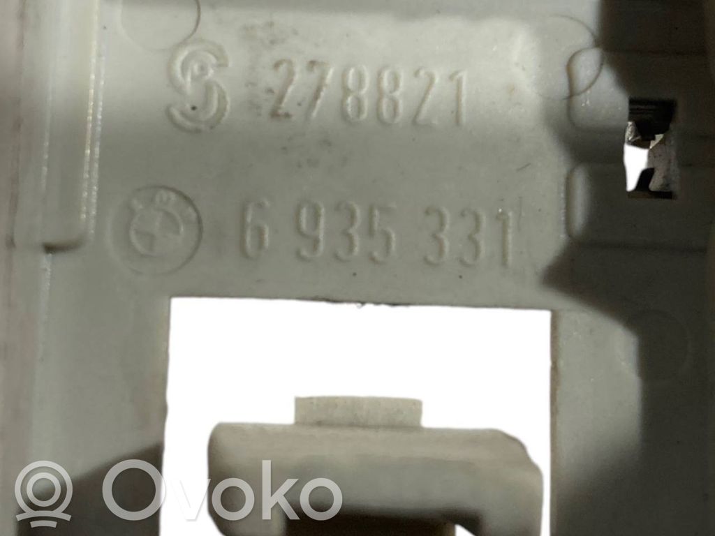 Держатель крышки заднего фонаря