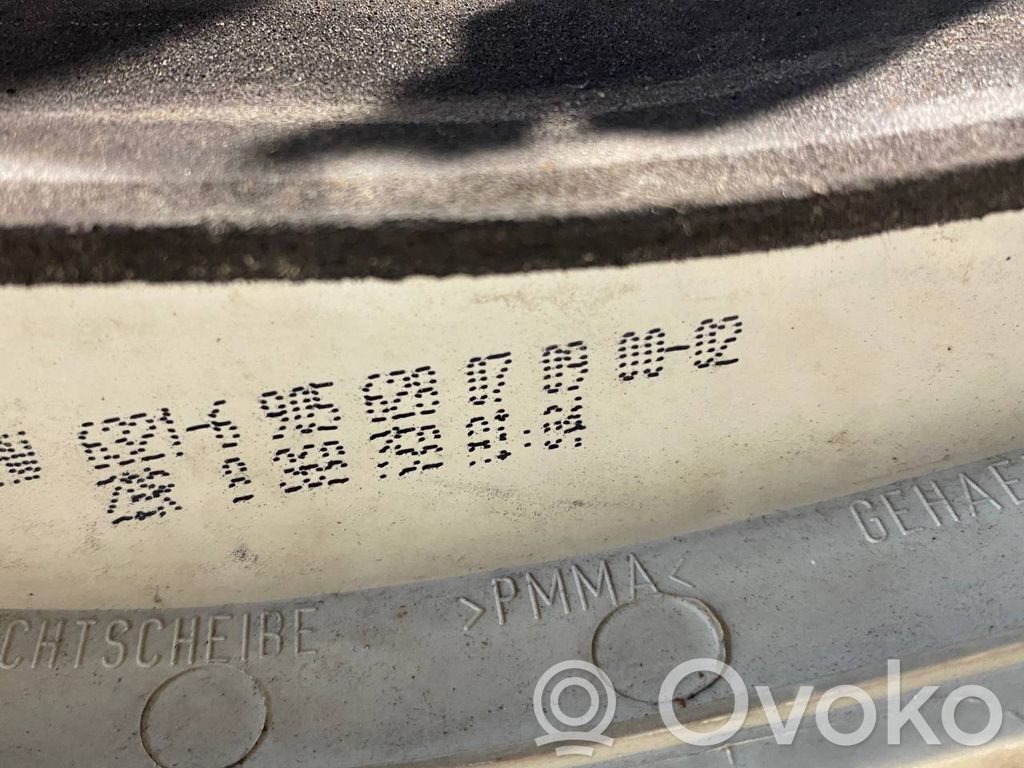 Aizmugurējais lukturis virsbūvē