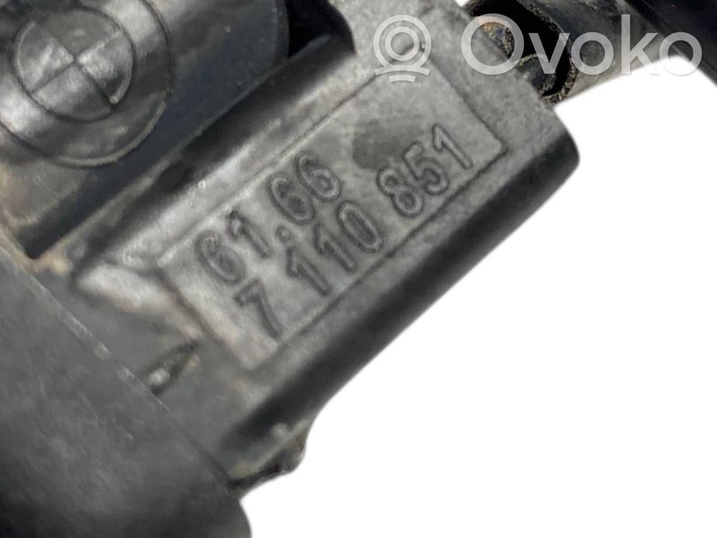 Mazgāšanas šķidruma smidzinātājs (-i) priekšējam logam