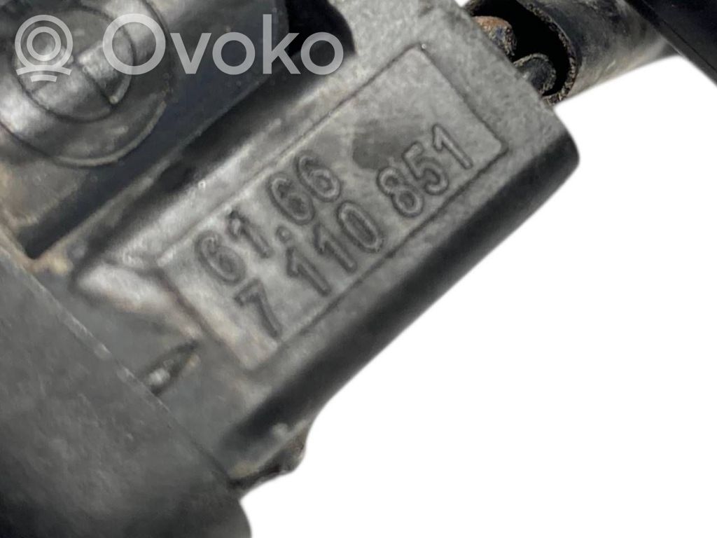 Mazgāšanas šķidruma smidzinātājs (-i) priekšējam logam