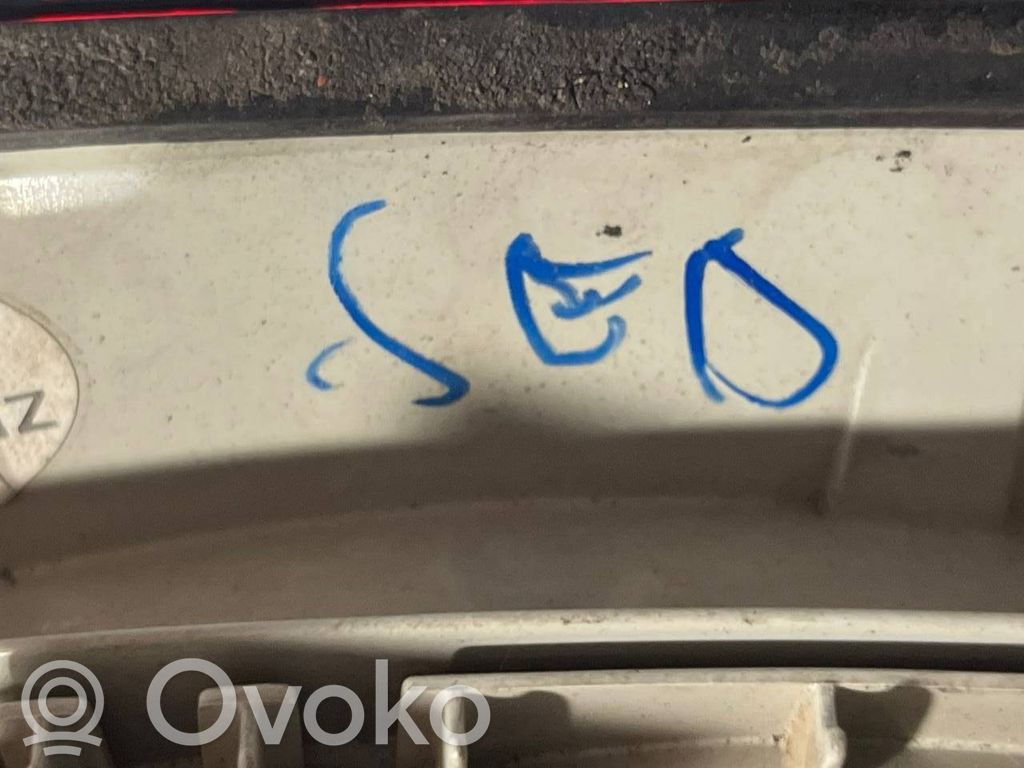 Aizmugurējais lukturis virsbūvē