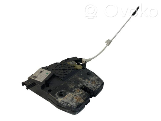 Aizmugurējā pārsega slēdzene