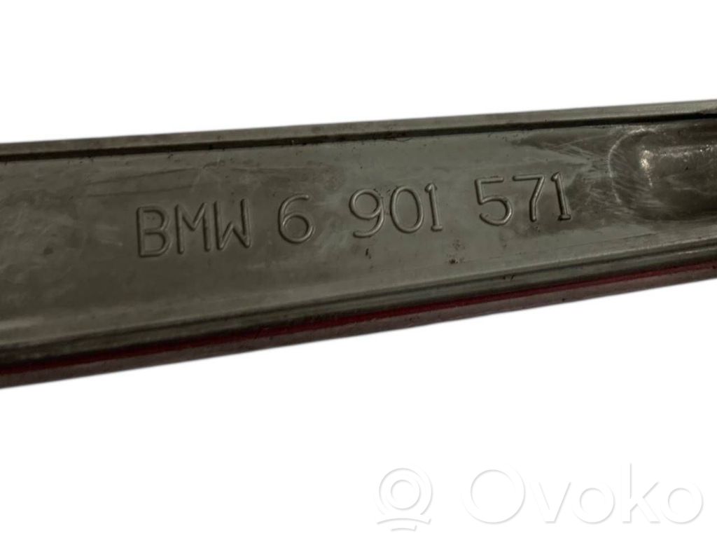 Aizmugurē atstarotājs