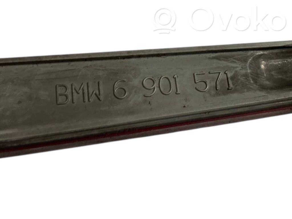 Aizmugurē atstarotājs