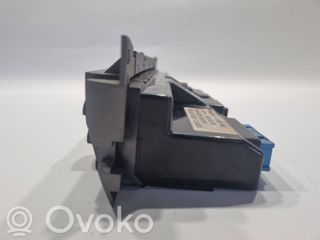 Gaisa kondicioniera / klimata kontroles / salona apsildes vadības bloks (salonā)