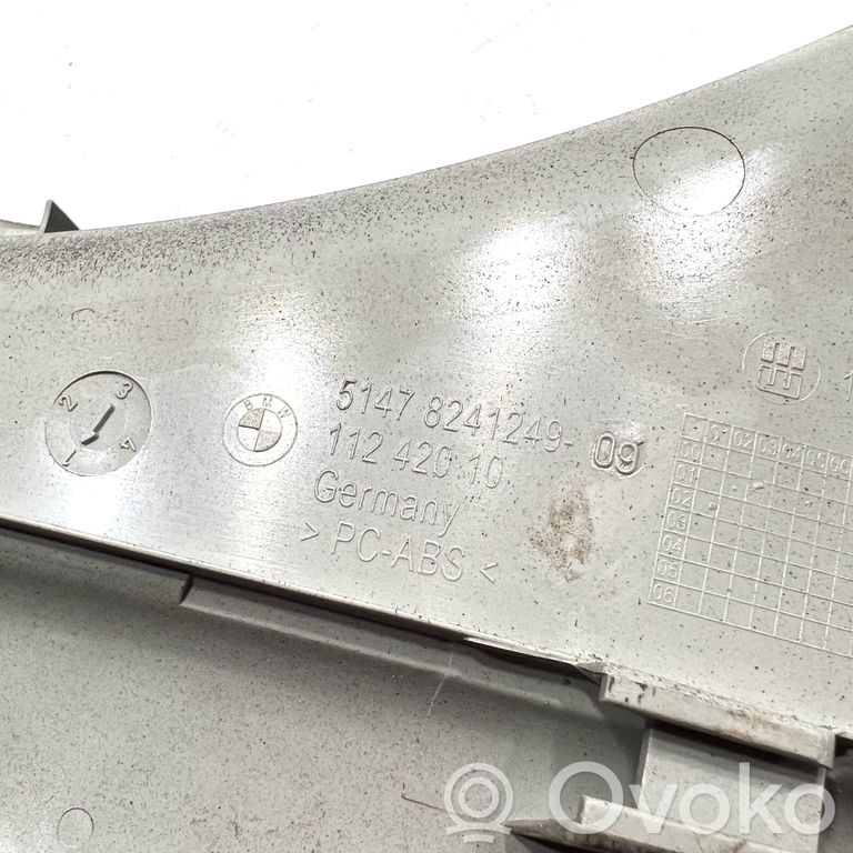 Боковая декоративная накладка возле заднего сиденья (нижняя часть)