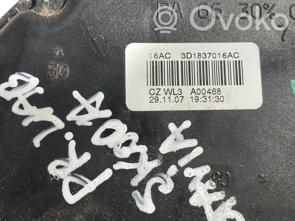 Priekšpusē slēdzene