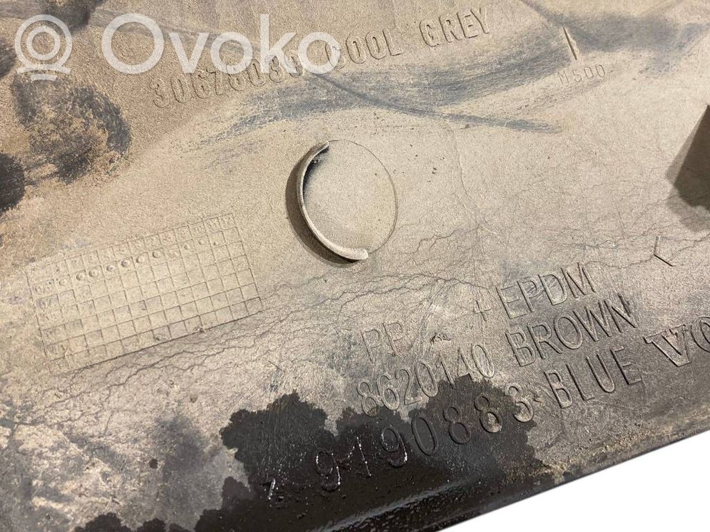 Priekšpusē durvju dekoratīvā apdare (moldings)