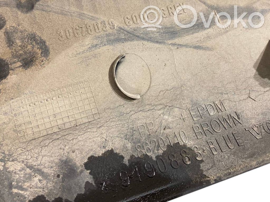 Priekšpusē durvju dekoratīvā apdare (moldings)