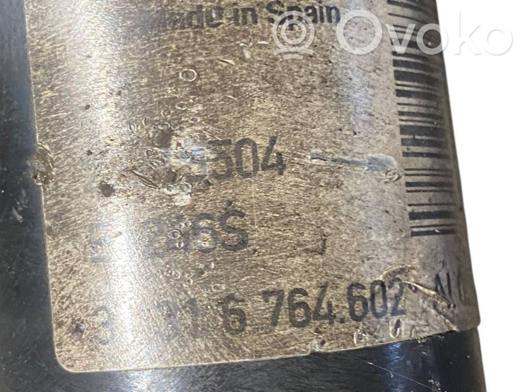 Priekšpusē amortizators ar atsperi