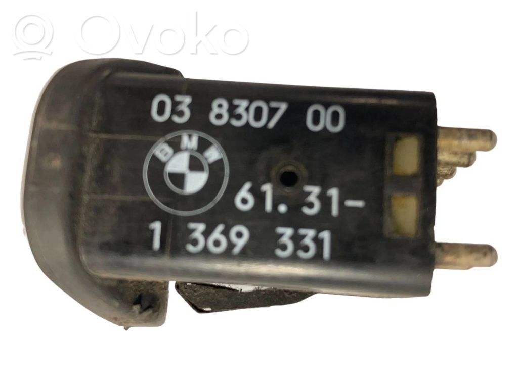 Sānu spoguļu slēdzis