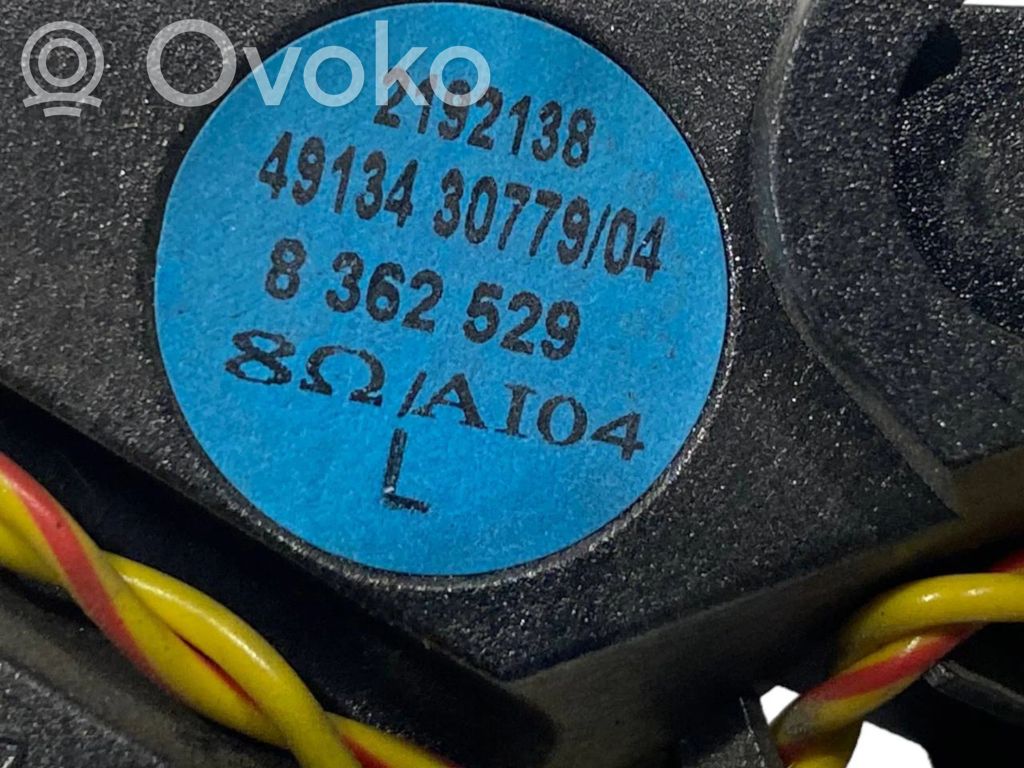 Skaļrunis (-i) priekšējās durvīs