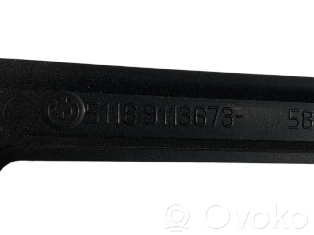 Aizmugurējā pelnutrauka dekoratīvā apdare