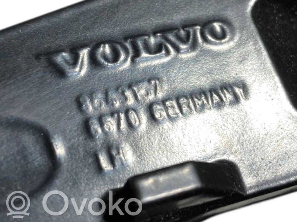 Aizmugurējā pārsega eņģe (-ess)