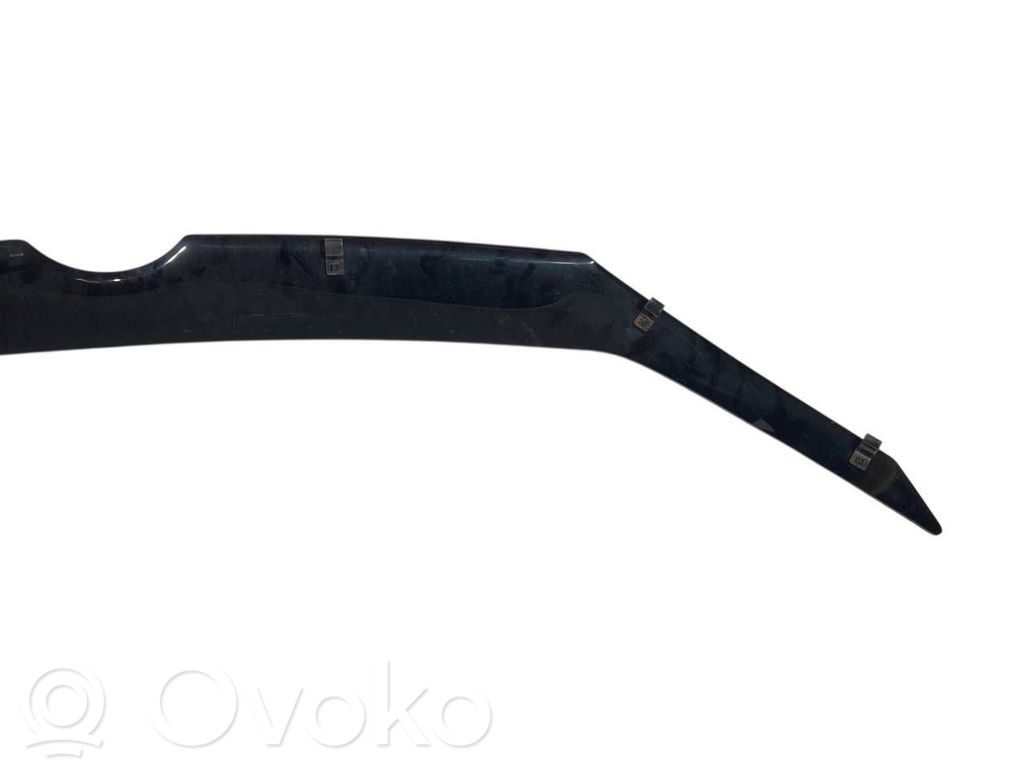 Priekšpusē dekoratīva bampera uzlikas