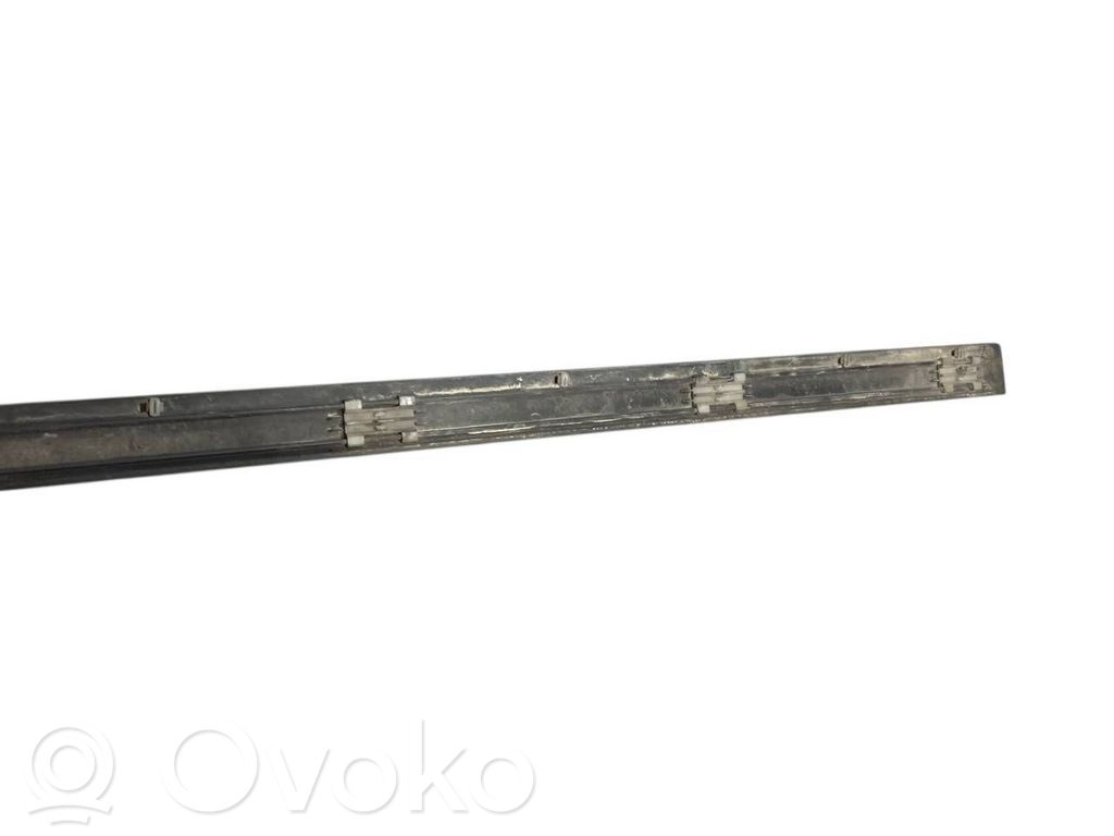 Priekšpusē durvju dekoratīvā apdare (moldings)