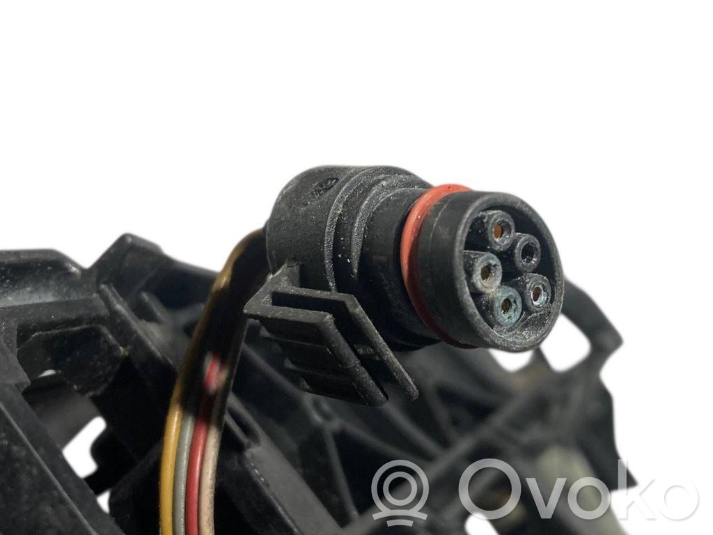 Priekšpusē turētājs / kronšteins ārējam atvēršanas rokturim